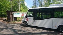 Mikrobus děčínského dopravního podniku u zoo.