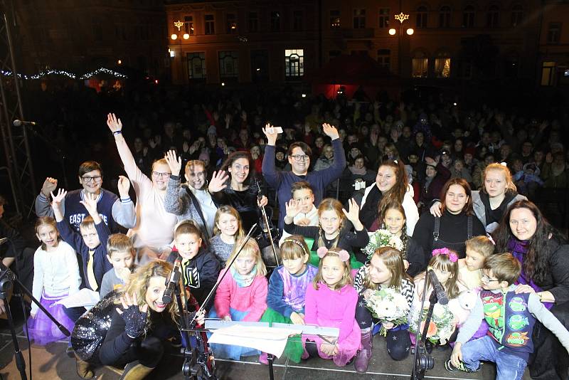 Poslední adventní víkend zahájili v Děčíně SaH, obří anděl a smyčcové trio Inflagranti společně se sborem DDM Děčín.