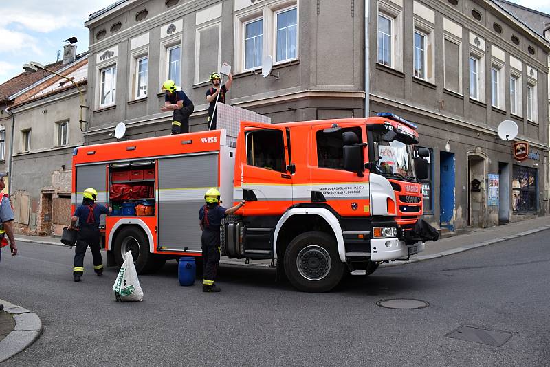 V Benešově nad Ploučnicí vyteklo z náklaďáku asi 300 litrů smetany.