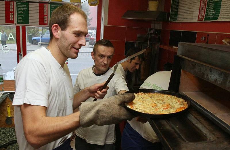 ZMĚNA. Tři hráči BK Děčín vyměnili dres za kuchařskou zástěru.