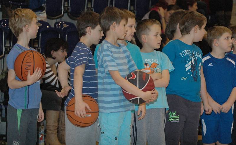 BK DĚČÍN připravil nadílku pro své nejmenší basketbalisty.