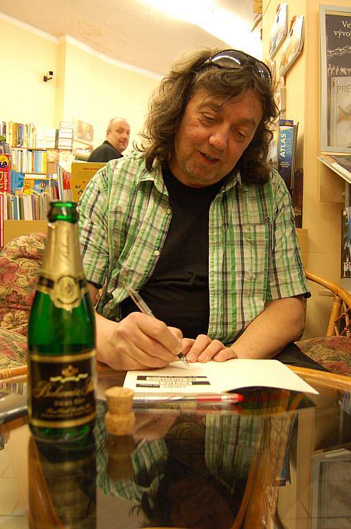 Uvolněná atmosféra panovala v děčínském knihkupectví na ulici Prokopa Holého, kde svou prvotinu tento týden podepisoval děčínský spisovatel Jiří Urban.