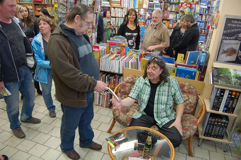 Uvolněná atmosféra panovala v děčínském knihkupectví na ulici Prokopa Holého, kde svou prvotinu tento týden podepisoval děčínský spisovatel Jiří Urban.
