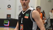 Děčínští basketbalisté (bílé dresy) doma podlehli Hradci Králové 68:82.