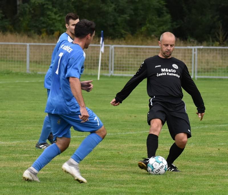 Česká Kamenice (černé dresy) doma porazila Křešice 2:0.