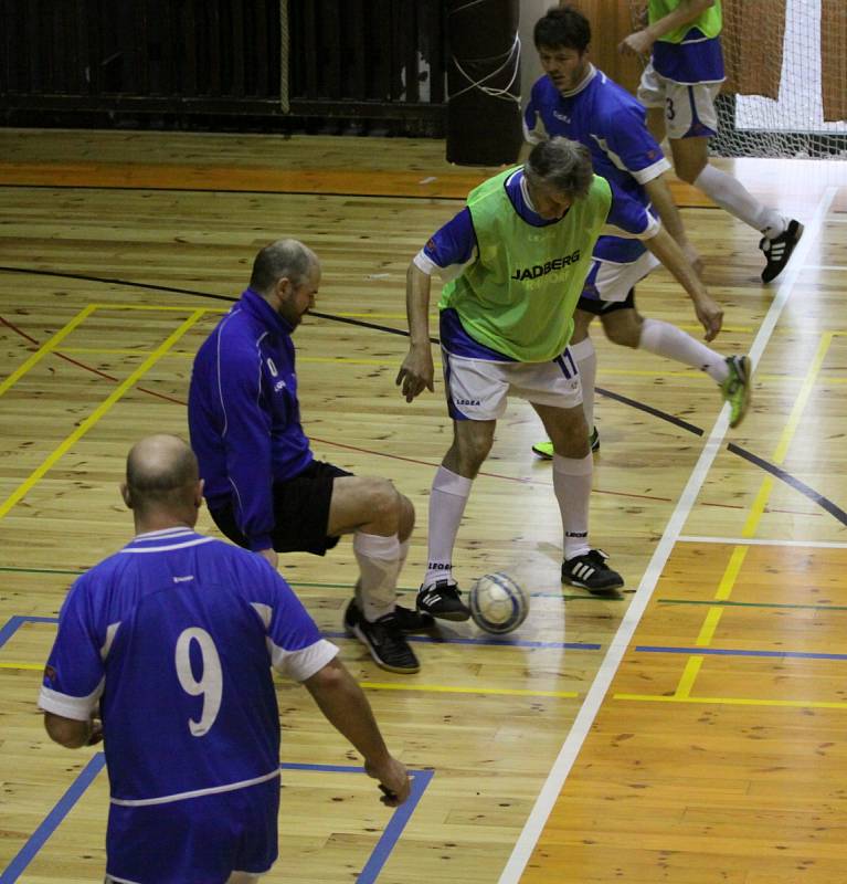 VETERÁNSKÁ SOUTĚŽ JDE DO FINÁLA. Sportovní hala ve Varnsdorfu hostila poslední kolo před finálovým turnajem.