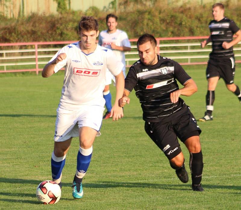 TŘI BODY. Fotbalisté Junioru Děčín (v bílém) porazili Oldřichov 2:1.