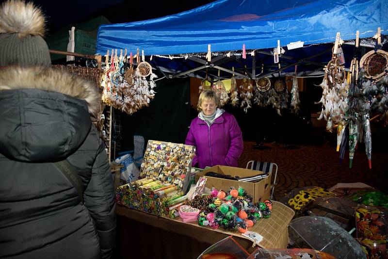 Slavnostní rozsvícení vánočního stromu ve Šluknově provázel kulturní program. Přišli i čerti krampusáci