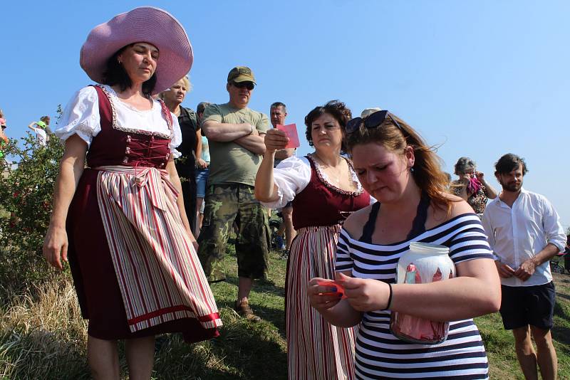 Vášniví turisté zahájili sezonu v národním parku několikakilometrovým výletem.