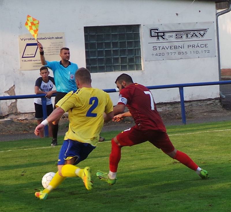 VÍTĚZSTVÍ. Fotbalisté Šluknova (v červeném) vyhráli v Proboštově 4:2.