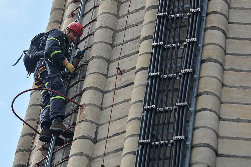 Utržený plech na komíně, který ohrožoval lidi,  museli zabezpečit hasiči.