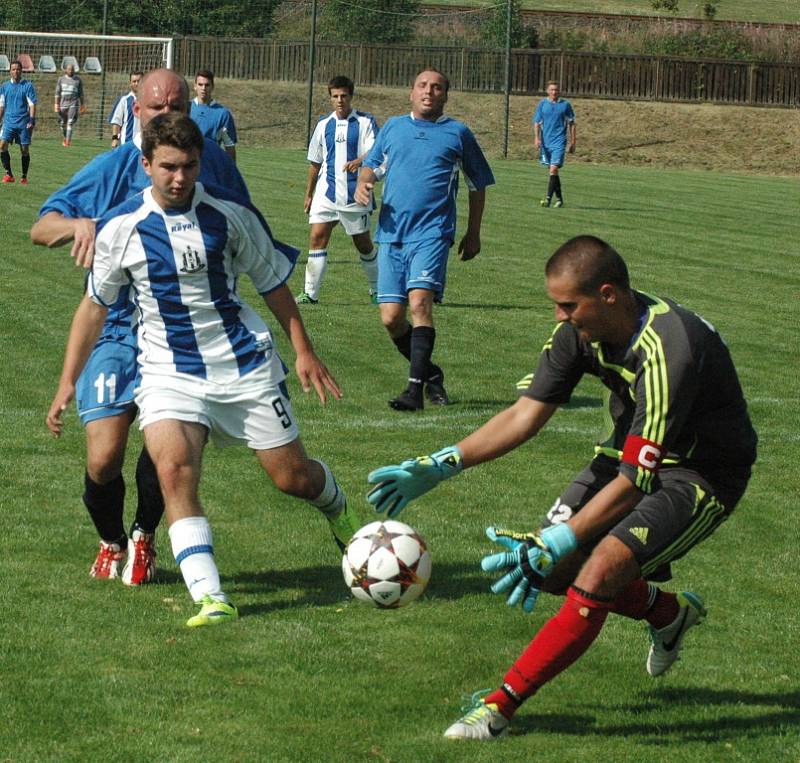 PARÁDA! Fotbalisté Horního Podluží (modrá) doma přejeli Chabařovice 6:0.