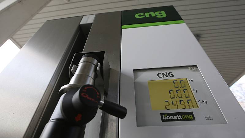 Děčínský dopravní podnik dostal nové autobusy na zemní plyn CNG. Zároveň otevřel i tankovací stanici na CNG plyn.