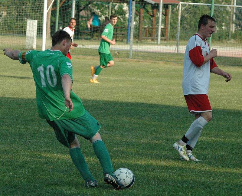 VEDOUCÍ DOBKOVICE (červeno-bílá) doma porazily Krásnou Lípu 5:3.