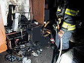 Hasiči zasahovali na Štědrý den v panelovém domě ve Varnsdorfu na Děčínsku, kde hořel byt.