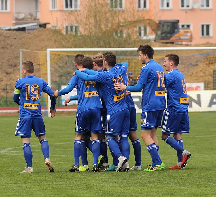 REMÍZA. Fotbalisté Varnsdorfu (v modrém) doma remizovali s Chrudimí 2:2.