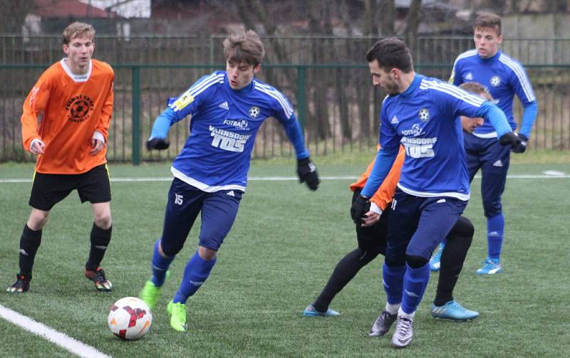 PRVNÍ PŘÍPRAVA. Varnsdorf (v modrém) porazil Litoměřicko 4:1.