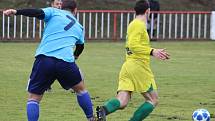 DOBRÝ START. Fotbalisté Modré (modré dresy) doma udolali Žatec 3:2.