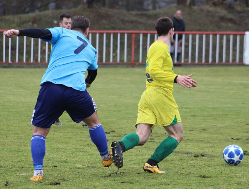 DOBRÝ START. Fotbalisté Modré (modré dresy) doma udolali Žatec 3:2.