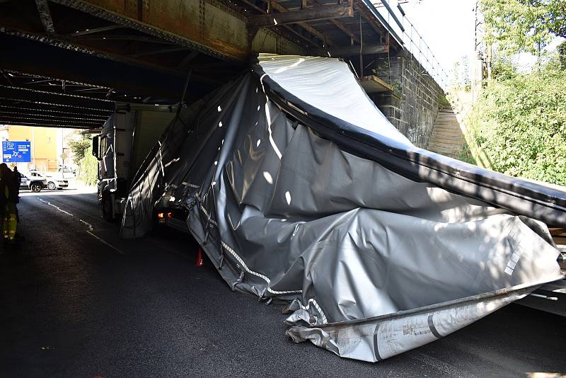 Kamion se nevešel pod viadukt na Kamenické ulici.