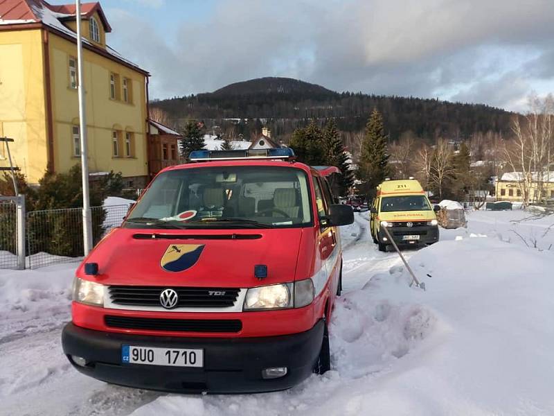 Klouzající se auto srazilo v Kytlicích ženu