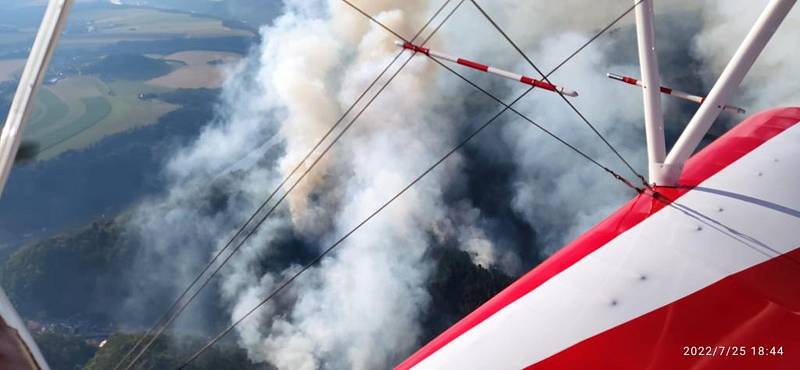 Požár ve Hřensku, pohled z letadla, takto to vypadalo v pondělí 25. července, den po vzniku požáru.
