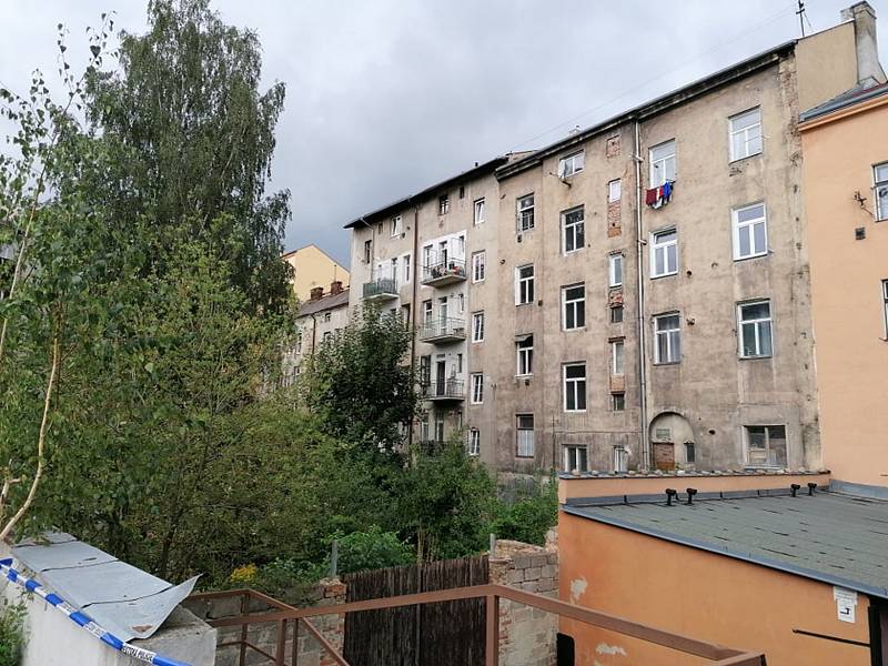 V Děčíně spadl muž z balkonu, pád nepřežil.
