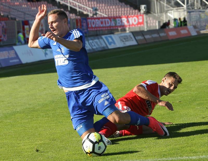BOD. Fotbalisté Varnsdorfu (v modrém) vybojovali v Brně remízu 0:0.