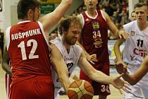 DĚČÍNŠTÍ BASKETBALISTÉ v prvním kole porazili Jindřichův Hradec.