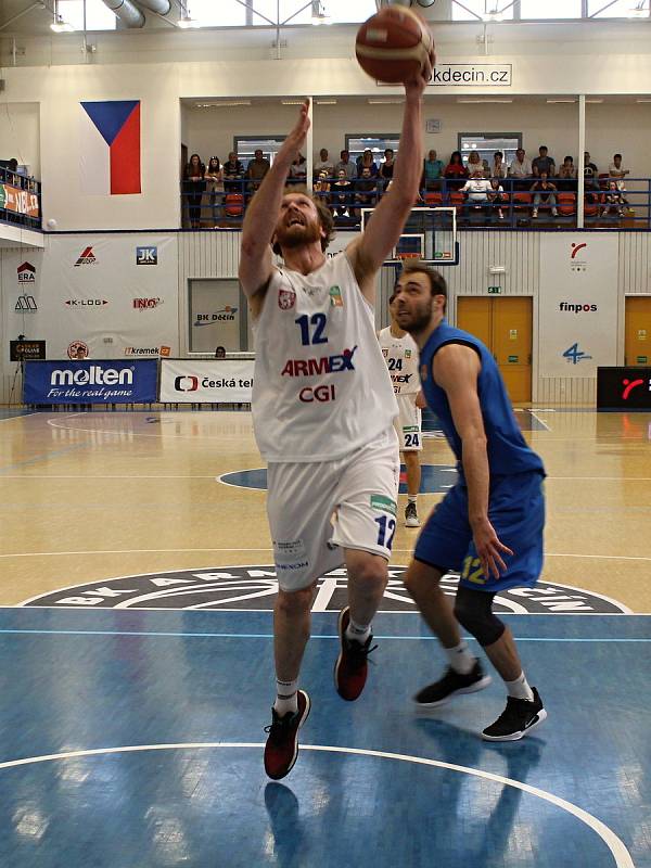 První zápas čtvrtfinále basketbalové ligy mezi Děčínem a Opavou.