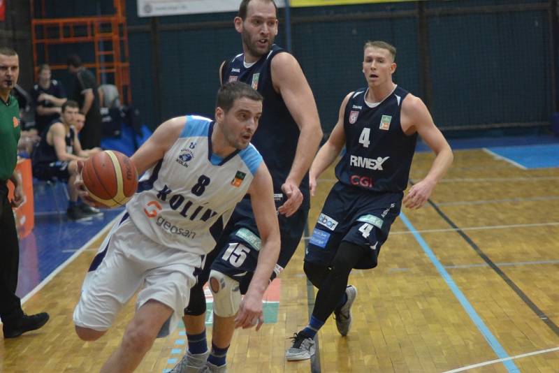 DĚČÍNŠTÍ BASKETBALISTÉ urvali vítězství v Kolíně až díky prodloužení.