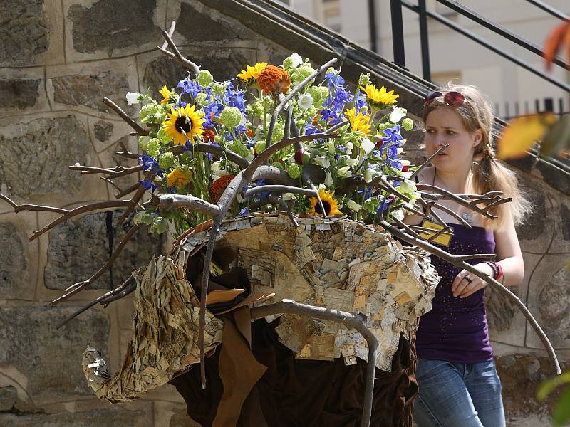 Ve čtvrtek soutěžili floristé v zámeckých zahradách v Děčíně.