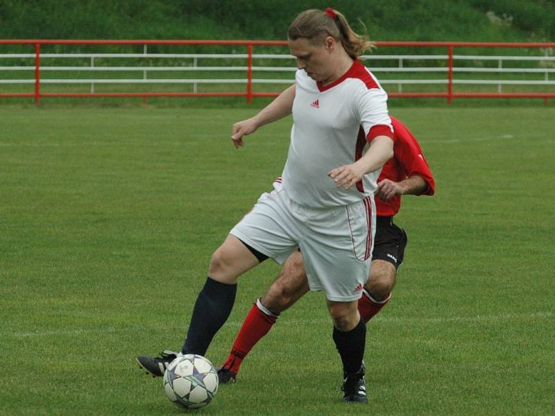 STARÉ GARDY. Březiny (v bílém) jasně porazily děčínské Rafany.