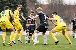 DALŠÍ BOD. Varnsdorf (ve žlutém) doma remizoval 0:0 s Hradcem Králové.