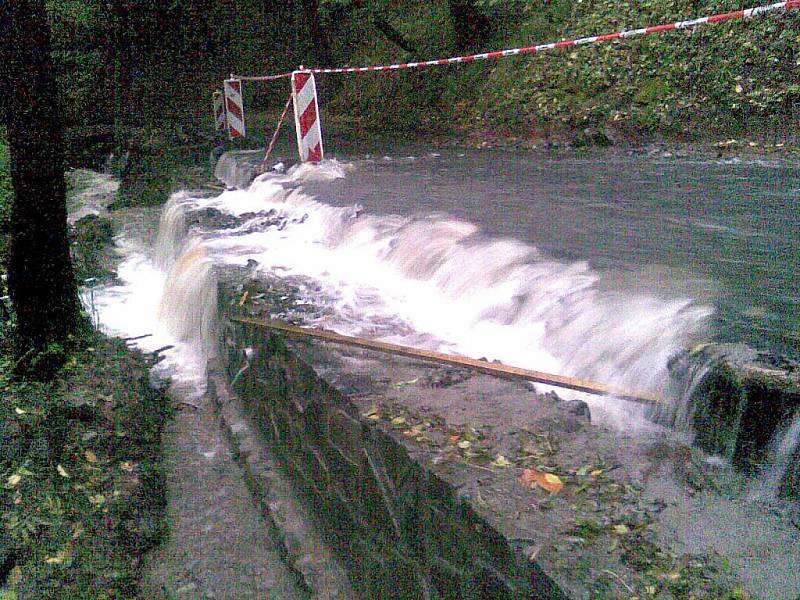 Jedinou přístupovou cestu na děčínský Chlum opět spláchla voda, a to 27. září