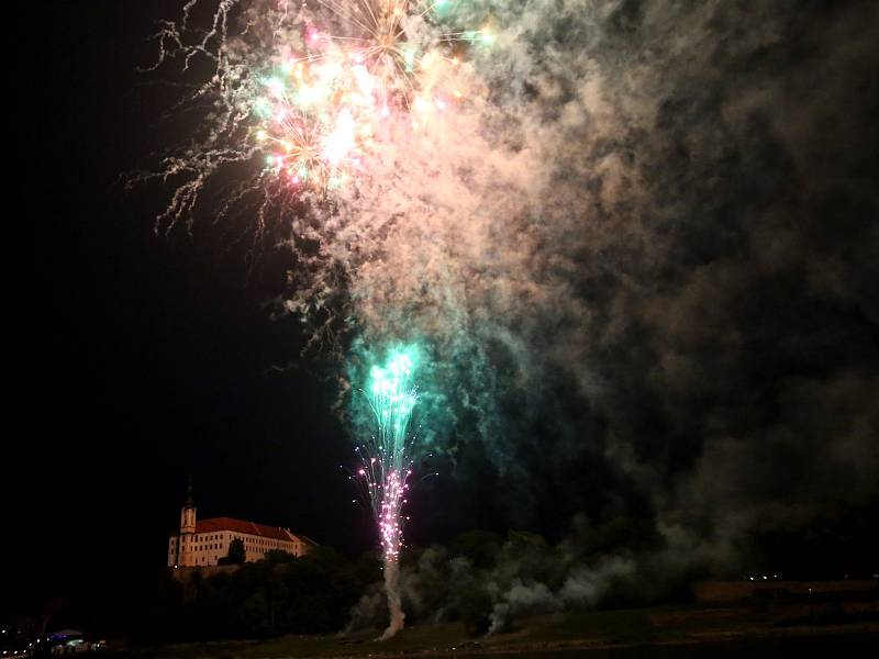 Děčínské slavnosti 2018 začaly velkolepým ohňostrojem.