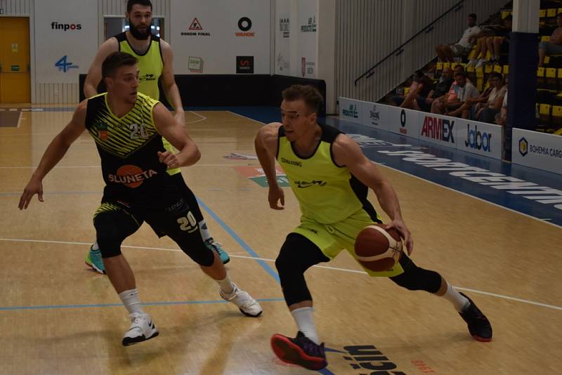 Basketbalisté Děčína narazili v dalším přípravném utkání na Ústí nad Labem. Sluneta naopak odehrála první přátelský zápas v rámci letní přípravy.