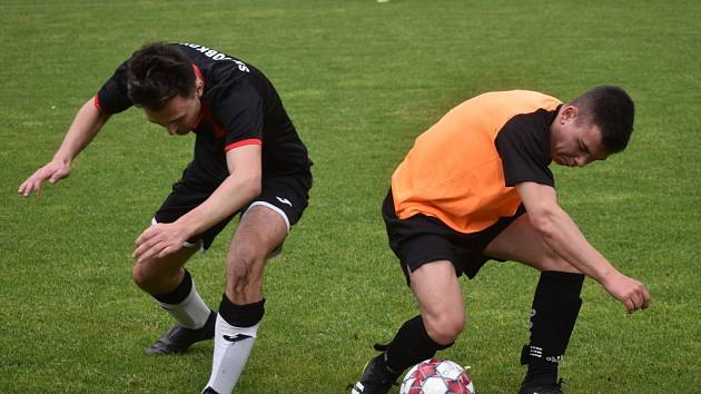 Dobkovice (tmavé dresy) doma porazily Velké Březno 4:1.