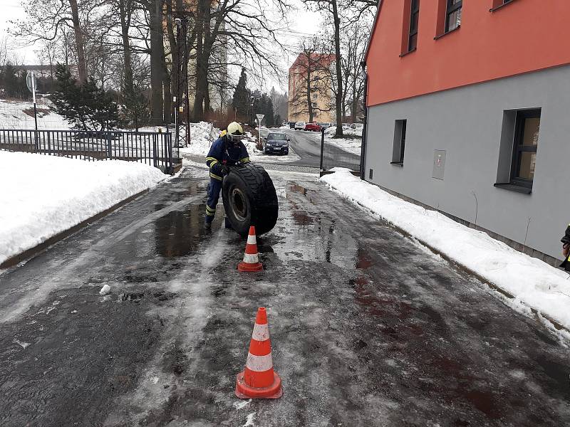 Hasiči v Krásné Lípě cvičili o víkendu přímo na zbrojnici.