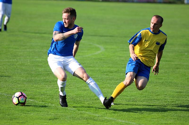 VÝHRA. Šluknov (v modrém) doma porazil Klášterec 3:1.