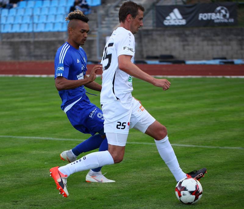 VÍTĚZSTVÍ. Varnsdorf (v modrém) porazil Hradec Králové 1:0.