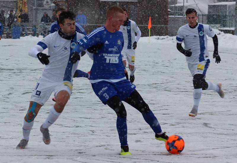 PŘÍPRAVA. Varnsdorf (v modrém) doma porazil Liberec U 21 5:2.