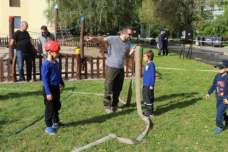Staroměstští hasiči uspořádali uprostřed sídliště v Děčíně soutěž pro děti.