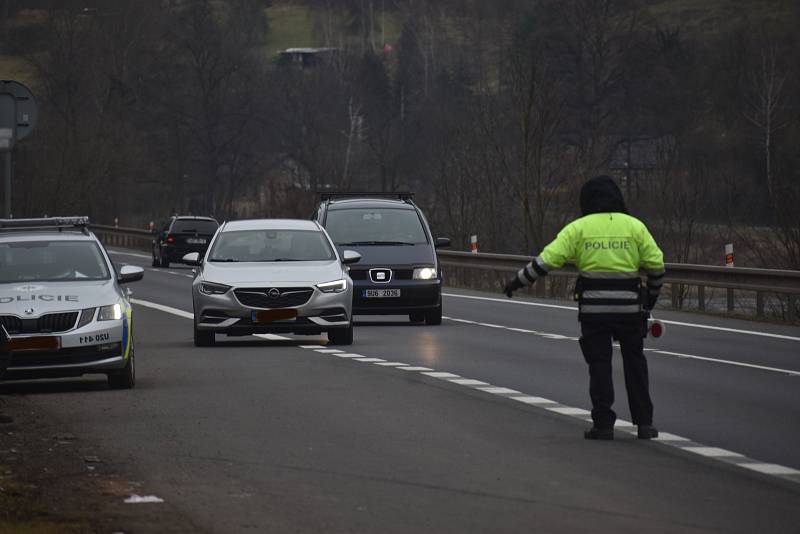 Policie kontroluje dodržování zákazu pohybu mezi Děčínem a Ústím nad Labem v Povrlech.