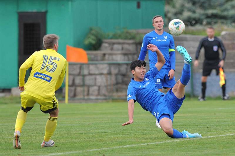 REMÍZA. Varnsdorf (ve žlutém) uhrál v přátelském utkání proti Liberci výsledek 0:0.