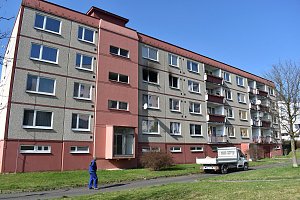 Při požáru v pečovatelském domě v České Kamenici zemřel jeden člověk.