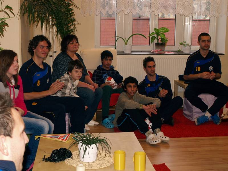 UDĚLALI RADOST. FK Varnsdorf navštívil Dětský domov v Krásné Lípě.