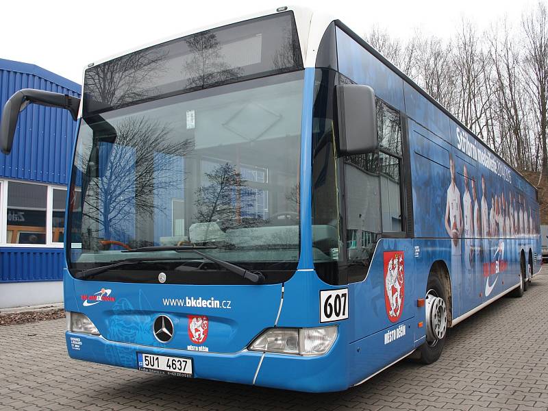 Autobus s basketbalisty jezdí po Děčíně.