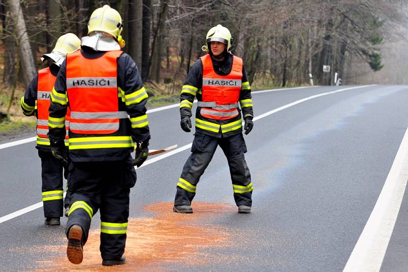 Na silnici vedoucí ze Svoru na Rumburk hasiči provedli zasypaní silnice.