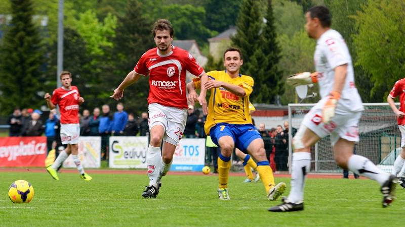 KOTLINA SE RADOVALA PO 2 MĚSÍCÍCH. Varnsdorf (ve žlutém) doma porazil Pardubice 2:1.